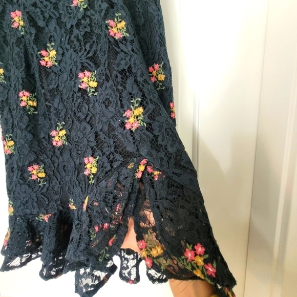 Zara Lace Floral Skirt (28) - Picture 2 of 6